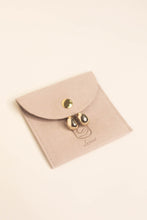 Load image into Gallery viewer, Golden drop earrings with jewelry pouch Leinné