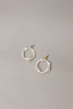 Charger l&#39;image dans la visionneuse de galerie, Ivoire bridal pearl hoop earrings baroque pearl keshi pearl