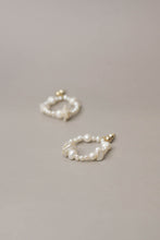 Charger l&#39;image dans la visionneuse de galerie, Ivoire bridal pearl hoop earrings baroque pearl keshi pearl