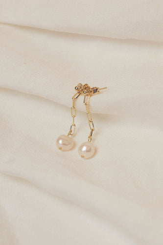 Lili 2.0 minimal pearl gold chain earrings