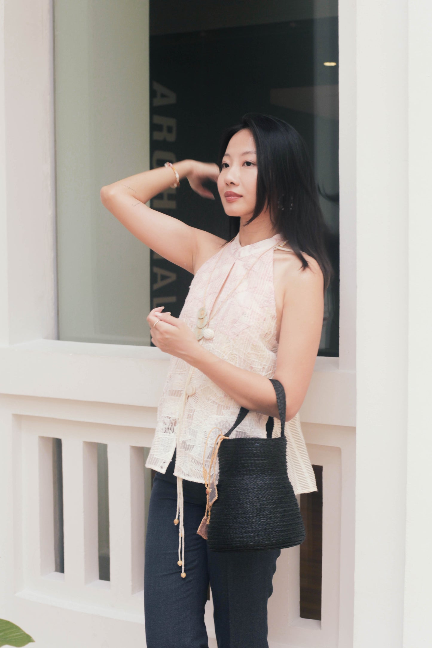 Arybayo black raffia jug bag