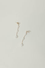 Charger l&#39;image dans la visionneuse de galerie, Pearl by the Yard long drop earrings