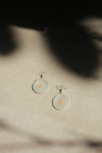 Charger l&#39;image dans la visionneuse de galerie, Pixeli raffia earrings
