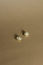 Charger l&#39;image dans la visionneuse de galerie, Scallop gold-plated earrings