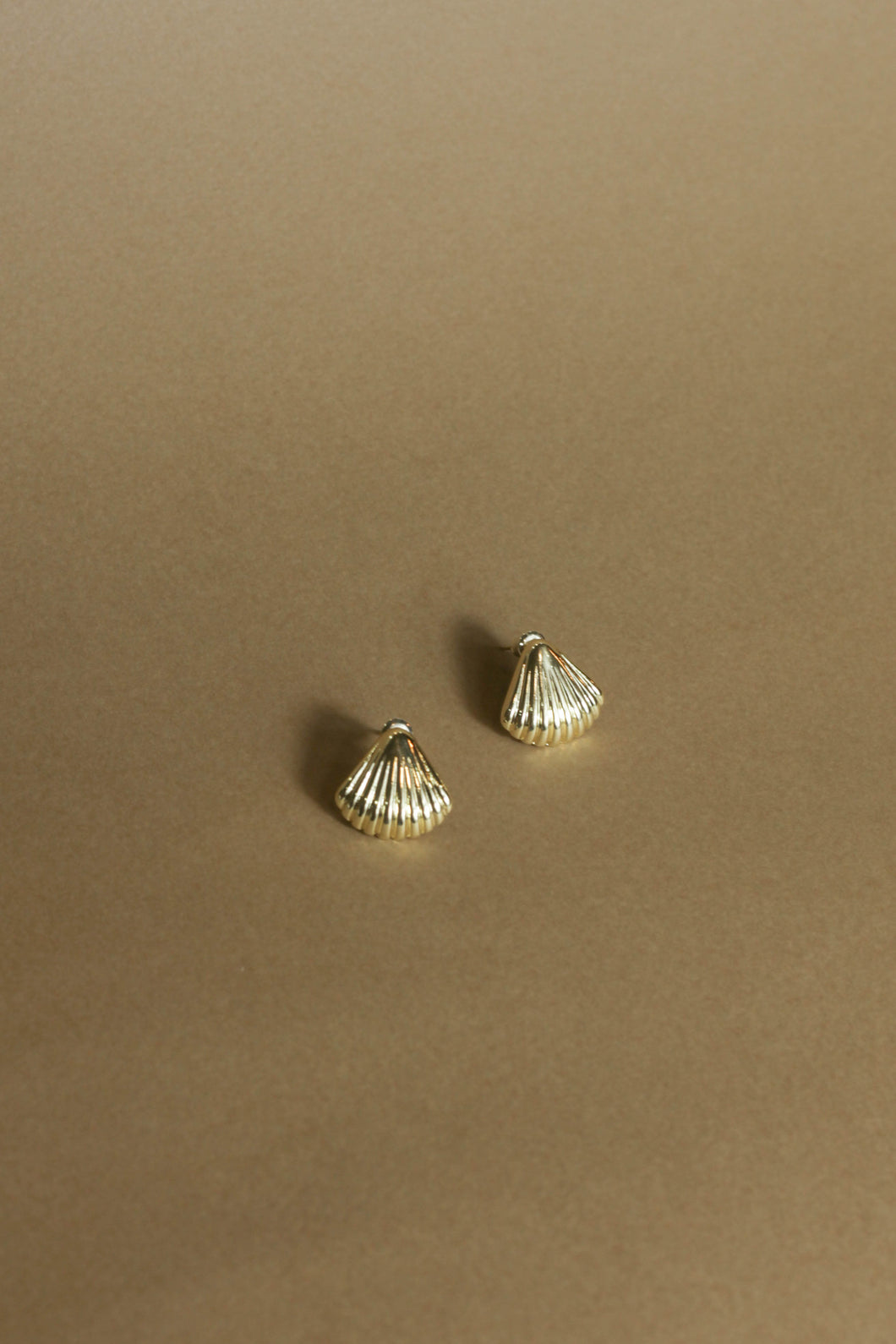 Scallop gold-plated earrings