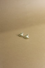 Charger l&#39;image dans la visionneuse de galerie, Scallop gold-plated earrings
