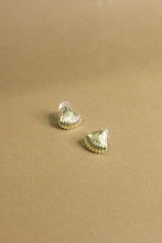 Charger l&#39;image dans la visionneuse de galerie, Scallop gold-plated earrings