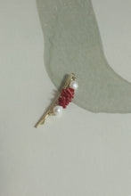 Charger l&#39;image dans la visionneuse de galerie, Twinnie coral &amp; pearl hair clip