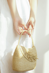 Lubéron is a handbag with short straps that are easy to grasp. It is constructed of raffia and has a bouquet of rice flowers connected to the body to add highlights. You can use the Lubéron bag as a night party accent or combine the two styles to be the party's focal point.