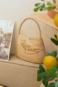 Lubéron is a handbag with short straps that are easy to grasp. It is constructed of raffia and has a bouquet of rice flowers connected to the body to add highlights. You can use the Lubéron bag as a night party accent or combine the two styles to be the party's focal point.