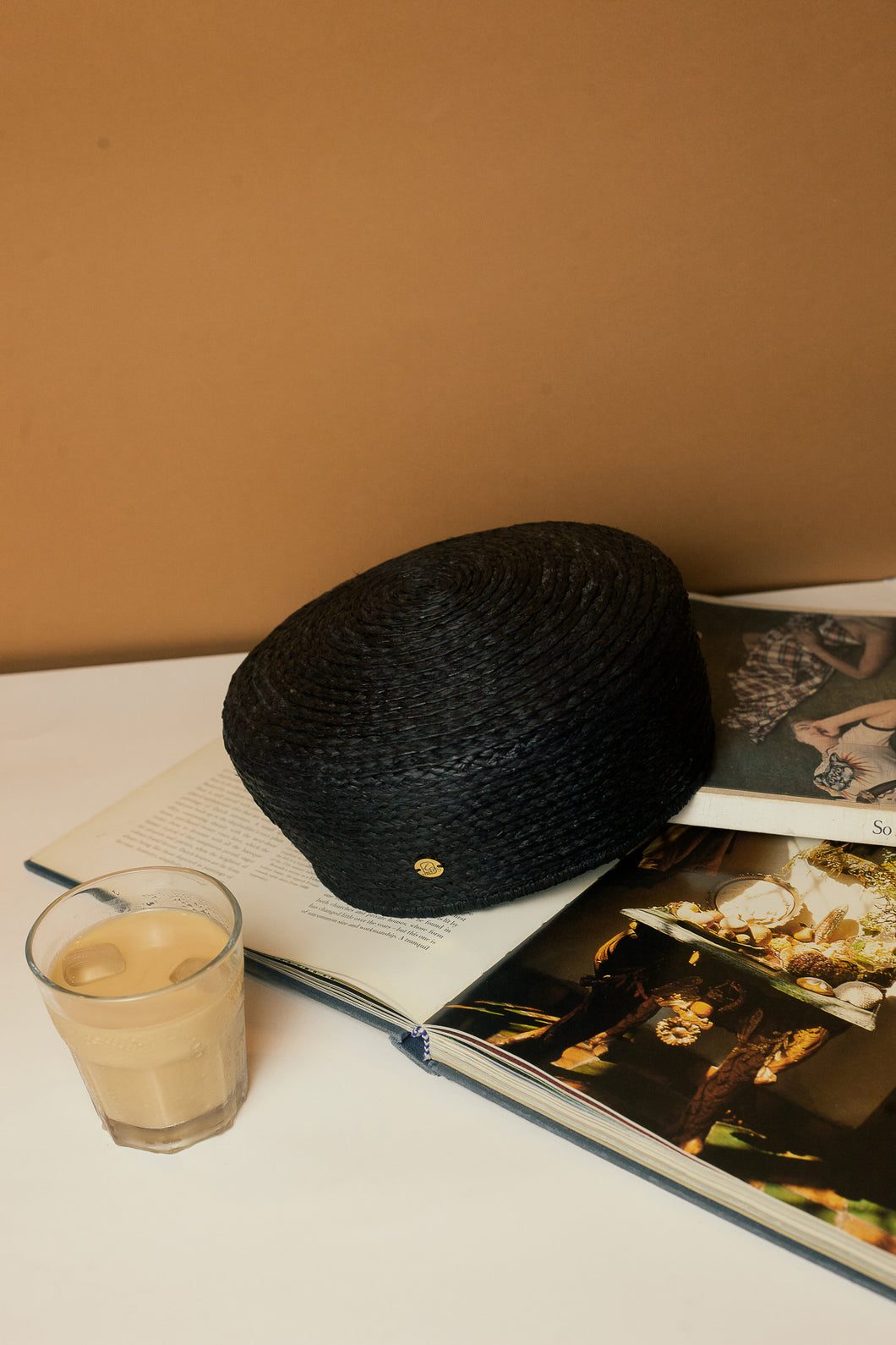 Leinné black raffia beret with gold coin