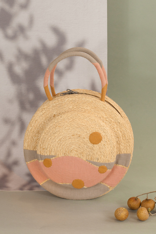 Clementine is round in shape. The two sides of the bag are decorated, incorporating details to emphasize a fun garden