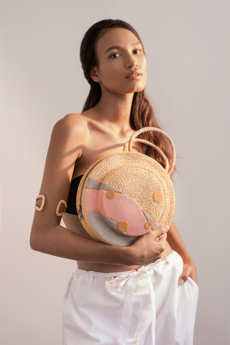 Clementine is round in shape. The two sides of the bag are decorated, incorporating details to emphasize a fun garden