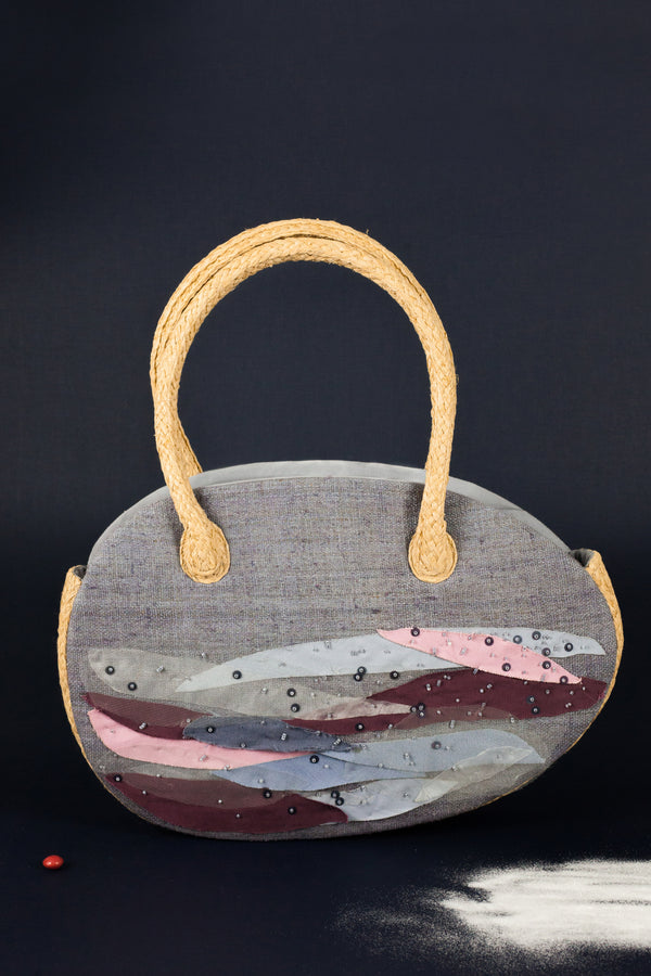 Lalaland handbags have the shape of an egg, thanks to the craftsmanship, layered decoration and the harmony of dreamy colors that we can associate with many objects.