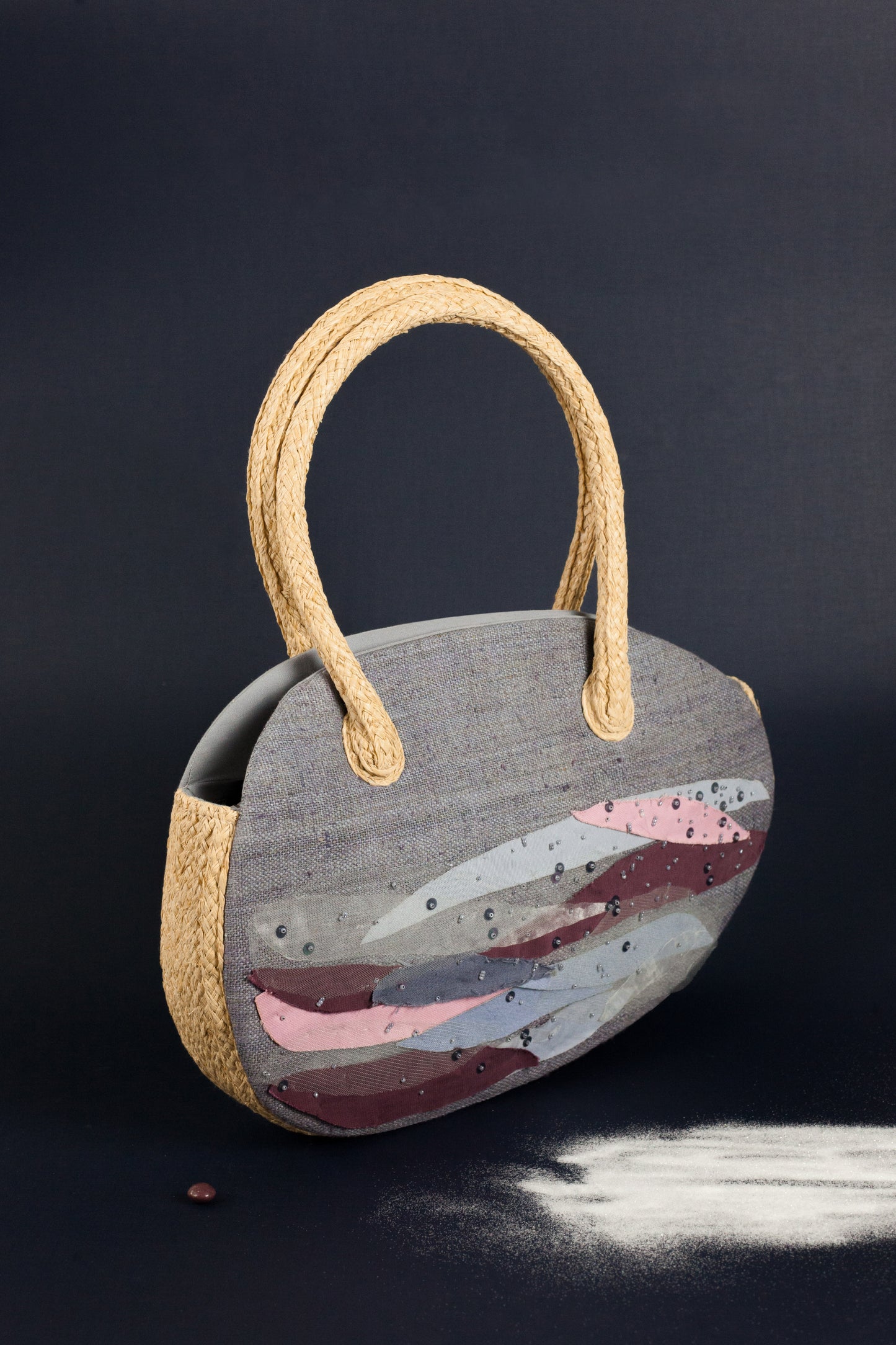 Lalaland handbags have the shape of an egg, thanks to the craftsmanship, layered decoration and the harmony of dreamy colors that we can associate with many objects.