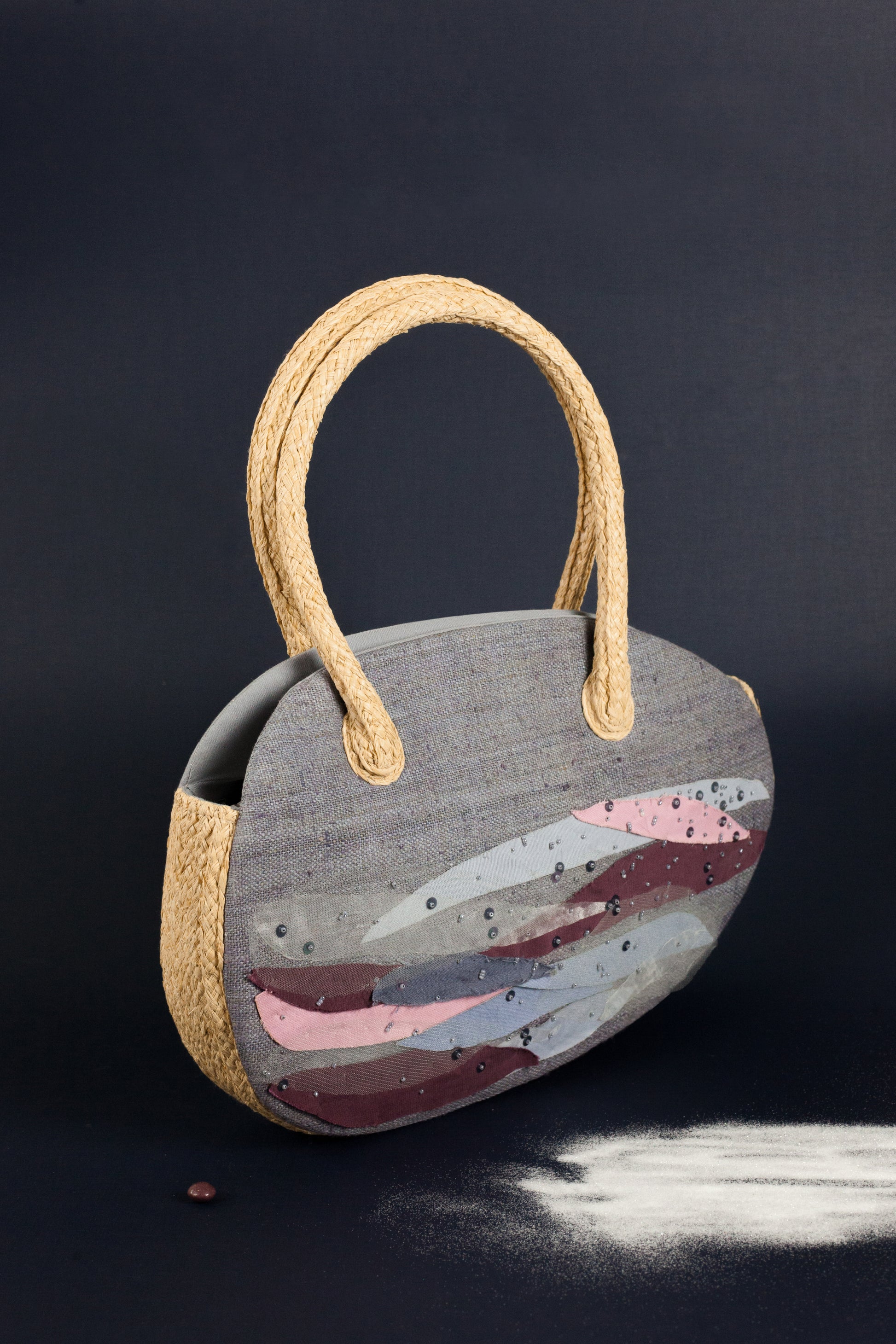 Lalaland handbags have the shape of an egg, thanks to the craftsmanship, layered decoration and the harmony of dreamy colors that we can associate with many objects.