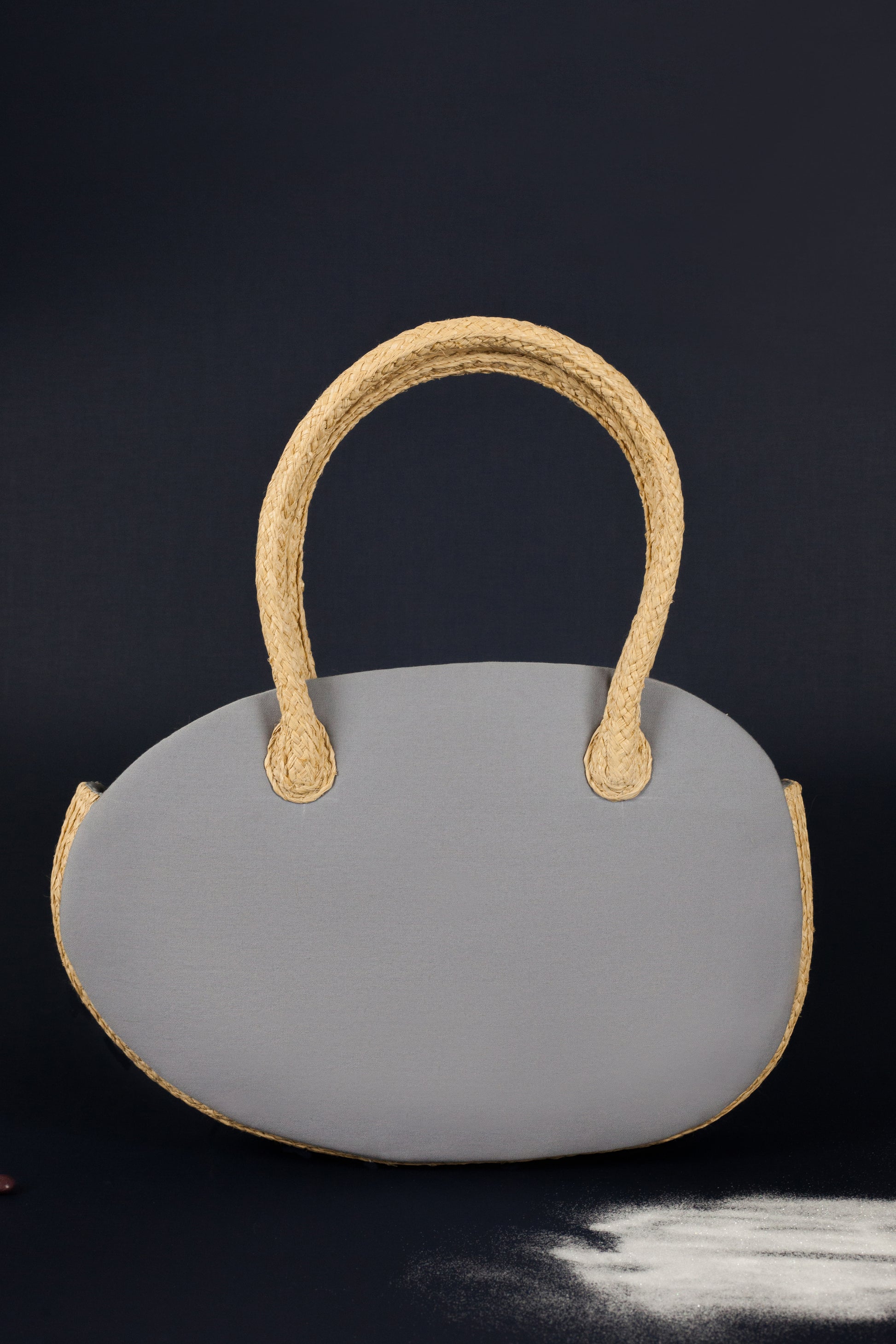 Lalaland handbags have the shape of an egg, thanks to the craftsmanship, layered decoration and the harmony of dreamy colors that we can associate with many objects.