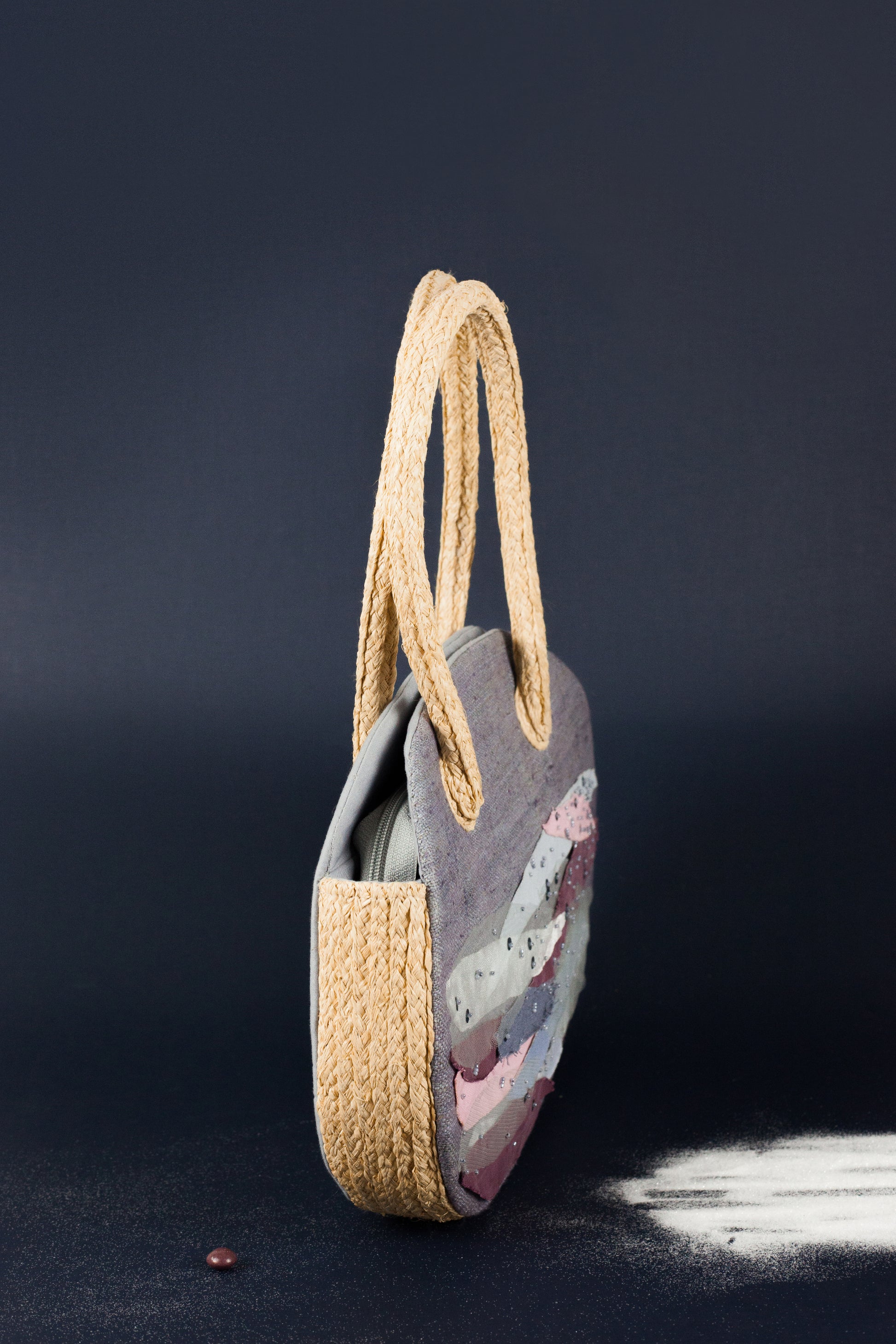 Lalaland handbags have the shape of an egg, thanks to the craftsmanship, layered decoration and the harmony of dreamy colors that we can associate with many objects.