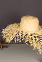 Charger l&#39;image dans la visionneuse de galerie, Soleil raffia sun hat with spontaneous weaving brim