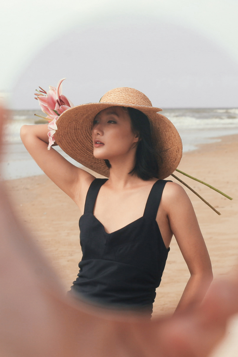 Sunrise raffia straw hat with a round crown and V-shape detail on the brim