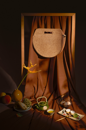 Marjolie bag, FWhen you look at marjorlie you can think of pictures of faces. The curve of the bag is sewn smooth. The outer surface is natural raffia knit creating a balance between color and shape. Thick lining.ormscape, Raffia, soft moon light, Eco luxury