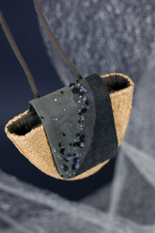 The combination of jewelry and wallet. The starry sky is depicted in decorative accents. The Thinking of Stars Neck Bag is made with natural Raffia, eco linen and some subtle touches to draw attention to the complexity. To complete a distinct contemporary look, wear it as a necklace, crossbody or even paired together as a bag.