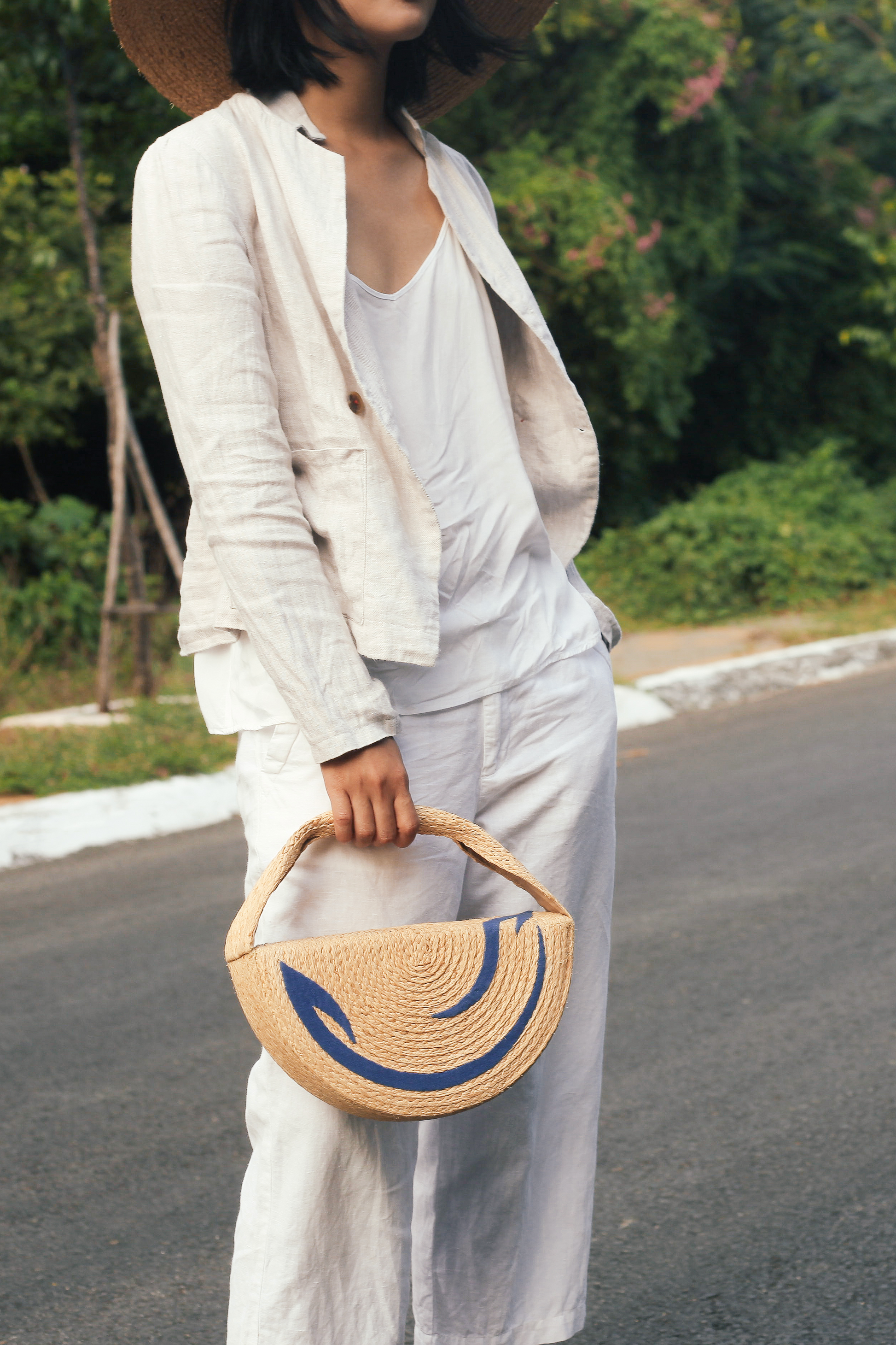 The shape of the cosmica bag is half a circle. The two sides of the bag feature a moving image of the universe made of épuré fabric